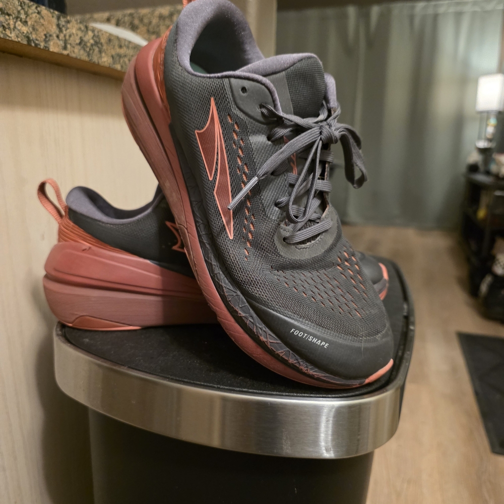 Altra Women's Size 10 Gray and Maroon Paradigm 5